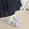 Nueva Colección Primavera/Otoño 2026: Pantuflas de corte bajo, punta redonda, con puntos negros, cómodas, sin cordones, de suela gruesa, medio cubiertas