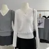 Suéter cinza gola V para mulheres, novo estilo universitário outono e inverno, manga longa, design torcido, de alta qualidade, nicho, top de tricô simples