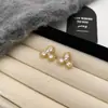 Brincos de Pétala de Pérola Metálica para Mulheres, Personalizados, Modernos e Versáteis para o Dia a Dia, Discretos e Conotativos