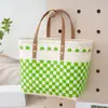 2025 Bolso de Plástico Tejido a Cuadros con Bloques de Color de Moda Bolso de Mano Grande para Mujer Versátil para el Trabajo, Compras, Vacaciones y Uso en la Playa