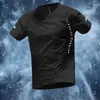 Camiseta atlética de manga corta y cuello redondo para hombre, para verano, con mangas raglán, letras en inglés en el lateral, corte ajustado y diseñada para correr al aire libre y actividades de fitness