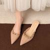 Sapatos Meia-Taça Baotou para Mulheres 2025 Novo Estilo Bico Fino com Rebites Sandálias Francesas Baotou para Uso Externo Sandálias para Mulheres