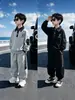 Traje de primavera y otoño para niños con cuello polo, estilo coreano, conjunto de dos piezas moderno y elegante para niños, atuendo genial y guapo para niños pequeños, calidad de exportación