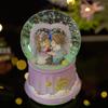 Caja de música con forma de bola de cristal para pareja, ideal como regalo de vacaciones para novias, decoración de escritorio para habitación, artesanías de resina.
