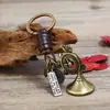 Llavero de Coche para Hombre Tejido a Mano de Cuero Estilo Retro Artístico con Reloj de Bronce Antiguo y Colgante de Bocina Accesorio Versátil