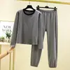 Nuevo conjunto de mujer para otoño e invierno: Conjunto de terciopelo a rayas alemán con cuello redondo y pantalones con puños, holgado, casual, engrosado, cálido para estar en casa