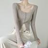 Camisa de punto con cuello cuadrado y clavícula pura para mujer, suéter gris de alta calidad para otoño e invierno, diseño interior de nicho superior