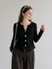 Camiseta negra de manga larga con cuello en V y decoración de botones para mujer, nuevo estilo otoño 2026, abertura irregular, top entallador