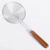 Colador de acero inoxidable directo de fábrica, cuchara para olla caliente con mango de madera para uso doméstico, colador para derrames de aceite de fideos, colador de cocina grande