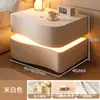 Mesa de cabeceira inteligente estilo creme com gavetas de madeira maciça revestidas em couro e luz com sensor, um pequeno armário de armazenamento para o quarto
