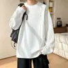 Camiseta de manga larga para hombre con textura y detalles de remaches, top de otoño de cuello redondo holgado y pesado, capa interior de moda para adolescentes