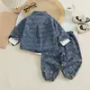 Conjunto de Roupa de Outono para Meninos 2026 Novo Estilo Bebê Crianças Primavera e Outono Estiloso Jeans Manga Longa Conjunto de Três Peças para Meninos