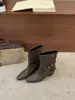 Elegantes botas de cano médio com bico quadrado para mulheres, nova coleção outono/inverno 2026, com design interno que aumenta a altura, detalhes estilosos de rebite e fivela