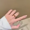 Anillo Cepillado Cuadrado de Peridoto Natural con Diamante Brillante y Granate en Oro para Mujer, Exquisito y Único con un Toque de Alta Gama