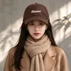 2026 Nuevo Estilo Otoño Temprano Bordado de Letras Versátil Moda Gorra de Béisbol Circunferencia de Cabeza Grande Hace que la Cara se Vea Más Pequeña Protección Solar Gorra Original de Pico de Pato