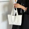 Bolsa de mano grande de lunares para mujer, nueva colección de otoño 2026, bolso de hombro casual y moderno, al por mayor