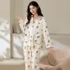Conjunto de pijama con un lindo bordado de pingüino y diseño a rayas, adecuado para mujeres en primavera y otoño, con mangas largas y pantalones largos, y se puede usar como ropa de estar en casa.