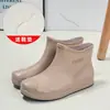 Botas de lluvia ropa exterior zapatos de agua cortos para mujer botas de lluvia de moda zapatos impermeables antideslizantes zapatos de goma impermeables de caña baja cómodos de moda modernos