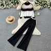 Conjunto de duas peças moderno para mulheres no outono, estilo coreano, adequado para o trabalho, apresentando um top de malha com zíper parcial e gola alta e calças de perna larga que afinam.
