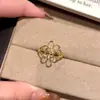 Anillo de Flor de Margarita Hueca Único en Oro para Mujer, Anillo de Dedo Índice Abierto de Nicho de Gama Alta, Estilo Nuevo, Personalizado y Exquisito