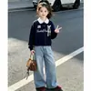 Conjunto de Dos Piezas para Niñas de Primavera y Otoño Estilo Coreano Moda Sudadera con Cuello Polo Recortado de Encaje Patchwork Jeans Dulces con Lazo