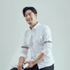 Camisa blanca casual simple de tela oxford antiarrugas para hombre, manga larga, adecuada para usar debajo de una chaqueta formal, principios de primavera 2026