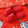 Pantuflas de boda para novio y novia un par rojo festivo Dote boda hogar al por mayor cuatro estaciones primavera y otoño zapatos de pareja