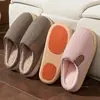 Novas Pantufas Femininas de Algodão para Uso Doméstico Interno no Outono e Inverno de 2026, Pantufas Peludas para Mulheres, Pantufas de Solado Grosso Antiderrapantes para Casais