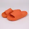 Pantuflas al por mayor con sensación de caminar sobre las nubes para mujer, Pantuflas de baño gruesas antideslizantes de verano para interiores para parejas, Adecuadas para uso en exteriores