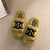 Pantuflas peludas de suela gruesa de moda para mujer, nuevo modelo 2026, mocasines de gamuza para el hogar, lindas pantuflas de algodón para usar en otoño e invierno al aire libre
