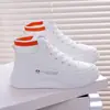 Tênis de Cano Alto Patchwork Tricotado Tendência Nova Primavera e Outono 2026 com Superfície de Couro, Impermeável, Sola Grossa, Sapatos Casuais Brancos Versáteis