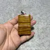 Colgante en Blanco con Patrón de Ondas de Madera Nanmu de Seda Dorada Nueva de Yiming Xianyuan, Insignia Creativa, Producto de Madera para Colgar en el Coche