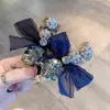 Pasador de Tela Vintage con Bloques de Color, Flores de Cristal, Bolas de Perlas y Lazo, Elegante Accesorio para el Cabello para el Trabajo y el Viaje