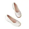 Nuevos zapatos casuales cómodos de estilo chino para madres, nuevo modelo de otoño 2026, tacón de cuña, suela suave, suela gruesa, boca poco profunda, zapatos de cuero suave de una sola pieza