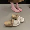 Meias Pantufas Fechadas Respiráveis Tecidas Vazadas para Mulheres, Nova Moda Verão 2026 Sapatos Femininos com Aumento Oculto de Altura