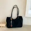 Bolso de mano retro de lunares estilo coreano, nueva colección principios de otoño 2026, moderno y único, bolso de hombro de gran capacidad