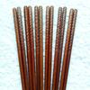 Venta al por mayor de fábrica Palillos japoneses de madera tallado creativo artesanía palillos de madera hogar simple antideslizante juego de vajilla de 5 pares