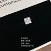 Brincos de Cobre Ecológicos com Design Moderno e Versátil Apresentando um Design Único de Zircônia Cúbica em Formato de Cruz e Ganchos Curvos para Orelhas Perfuradas