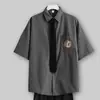 Camisa casual bordada slim fit estilo coreano de verão para homens e mulheres com decoração de gravata POLO, estilo universitário, camisa de manga curta para casais jovens