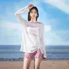 Traje de baño de dos piezas para mujer, modelo nuevo 2025, estilo de celebridad de internet, traje de baño conservador de tres piezas, estilo vacacional, traje de baño con cubierta de manga larga al por mayor
