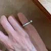 Impresionante anillo de diamantes vintage, diseño de nicho retro exquisito de lujo ligero con un toque de alta gama y artesanía intrincada