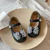 Sapatos de princesa da moda para meninas com pérolas e strass, nova coleção primavera/outono 2026, sapatos de couro com sola macia para meninas, sapatos para apresentações e eventos formais de bebês