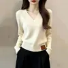 El popular y sofisticado suéter de punto gris oscuro con cuello en V de este año para mujer presenta un diseño único y elegante de manga larga.
