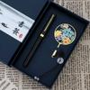 () Caja de Regalo con Marcapáginas Metálico para el Día del Maestro con Texto Grabado Estilo Chino, Presentando el Tema de las Enseñanzas de los Maestros Difundiéndose por el Mundo, Inspirada en los Productos Culturales y Creativos de la Ciudad Prohibida