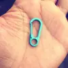 Mosquetón de Resorte de Aleación Negro Mini Hecho a Mano DIY Adorno Hebilla Colgante Colgador Rápido Hebilla Elástica Llavero para Exteriores