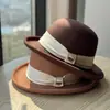 2026 Novo Chapéu de Pescador Elegante Estilo Hepburn Vintage com Tira para Mulheres, Aba Enrolada, À Prova de Frio, Quente, Emagrecimento Facial, Elegante