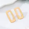 Un par de aretes cuadrados simples texturizados huecos para mujer, de moda para el uso diario
