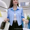 Jaqueta de Algodão Puro com Lapela Curta Feminina 2026 Primavera/Outono Novo Design Doce Estilosa Redutora de Idade Moda Versátil Camisa