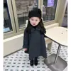 Ropa Infantil Estilo Coreano 2026 Otoño/Invierno Nuevas Llegadas Niñas Estilo Oscuro Sensación de Alta Gama Abrigo de Lana Cálido de Doble Botonadura con Solapa