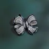 Broche de lazo de alta gama de alta gama diseño de nicho sentido de diseño sentido de alta gama ramillete pasador anti-luz accesorios para ropa al por mayor